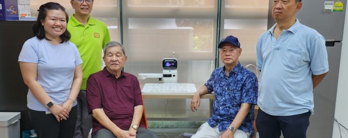 本会敬赠两台元萝卜予两位永久名誉会长李锡森和孙敬亭