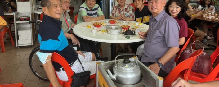 与几位棋坛老 前辈聚餐叙旧