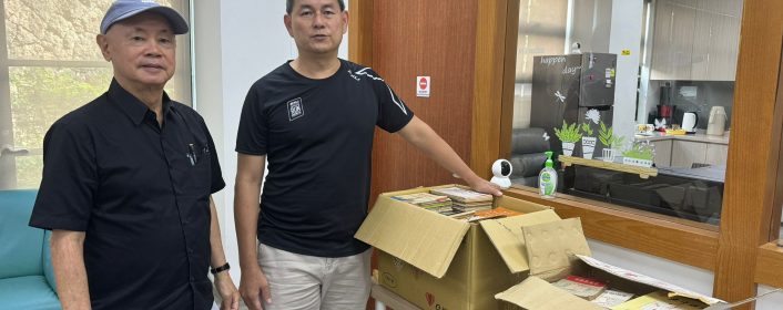 棋友何剑亮捐赠百多本棋书给象总