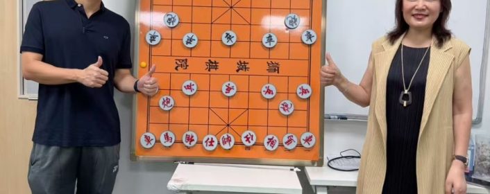 吴宗翰 新加坡象棋总会学务主任拜访汪老是学园