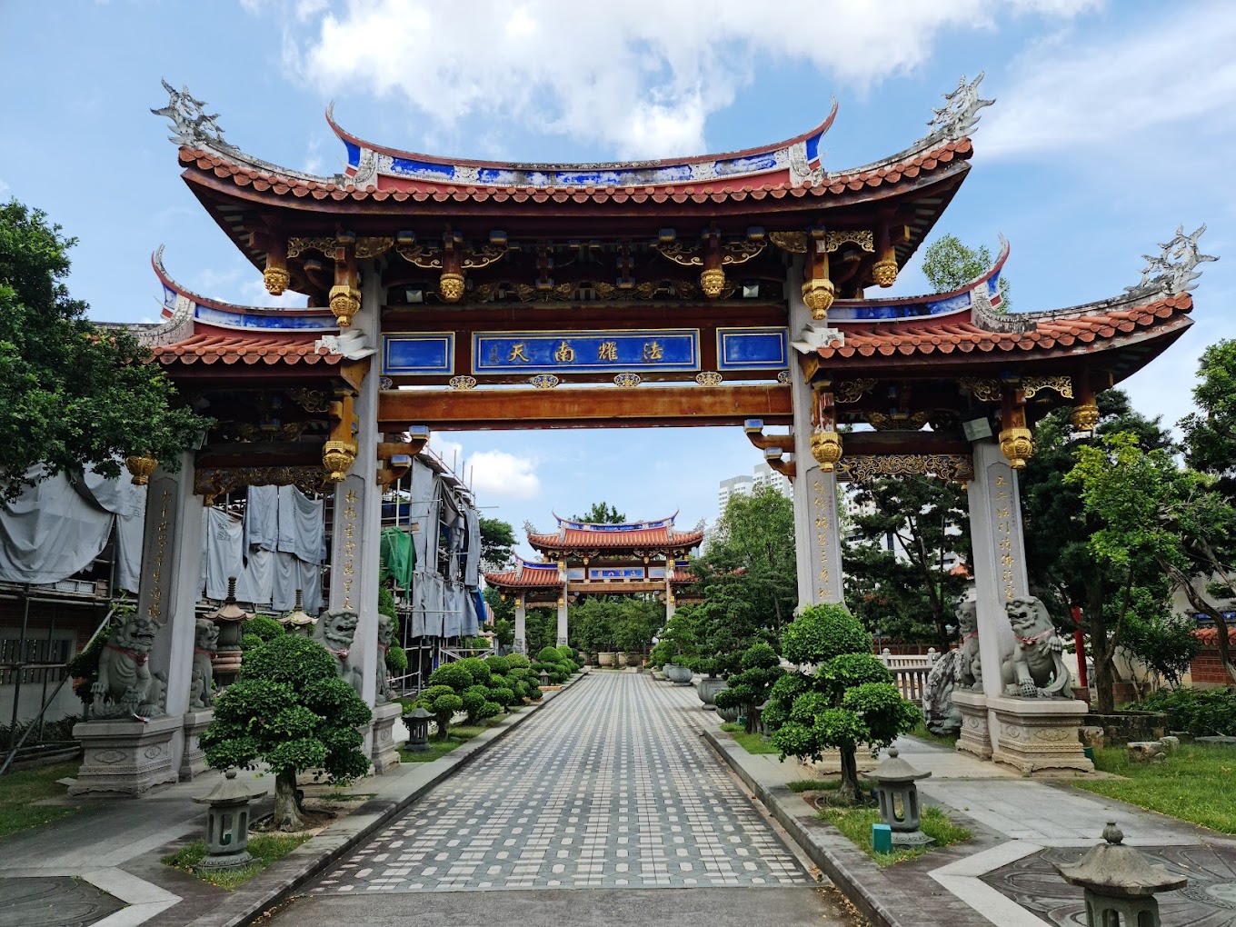 Entrance of Shuang Lin Temple