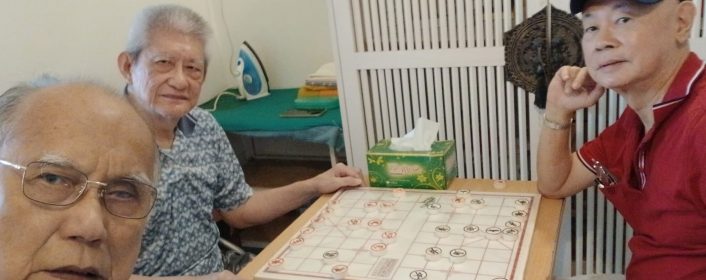 品茗棋战会知己，雅聚喜乐情更浓